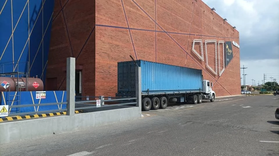 Entrega de contenedores en instalaciones comerciales