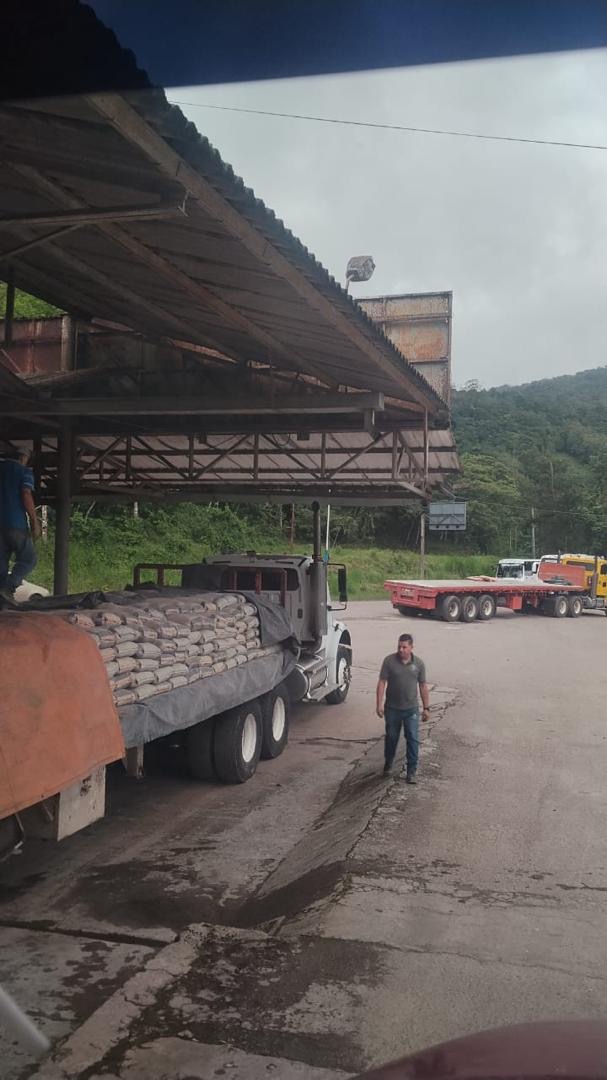 Carga de sacos de cemento empacado en camión