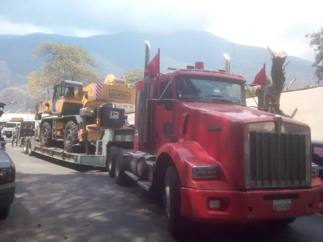 Transporte de maquinaria en cama baja