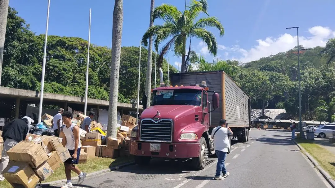 Camión utilizado para recoger y transportar donaciones destinadas a las personas afectadas por el terremoto