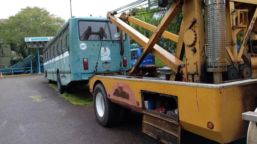 Traslado del autobús de la Universidad de Los Andes durante su recuperación