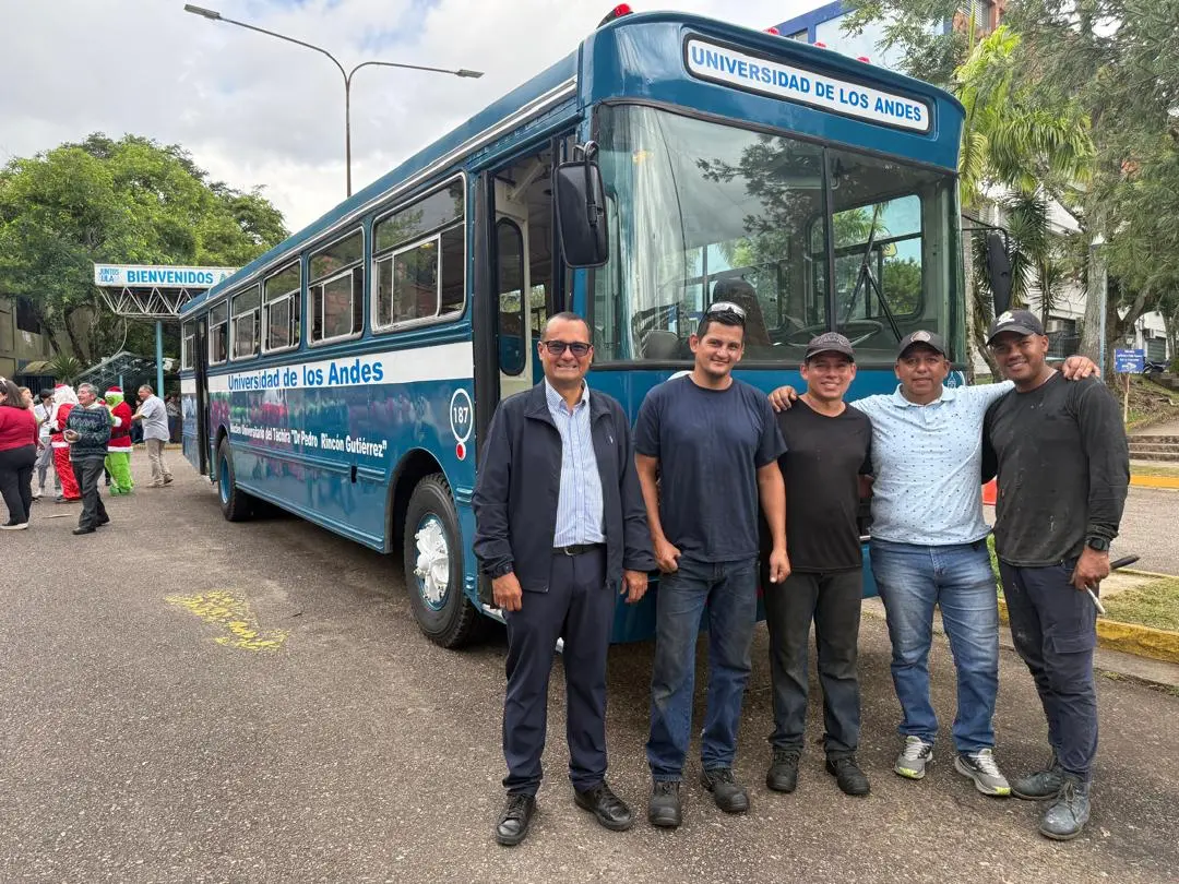 Autobús recuperado de la Universidad de Los Andes junto al equipo de trabajo